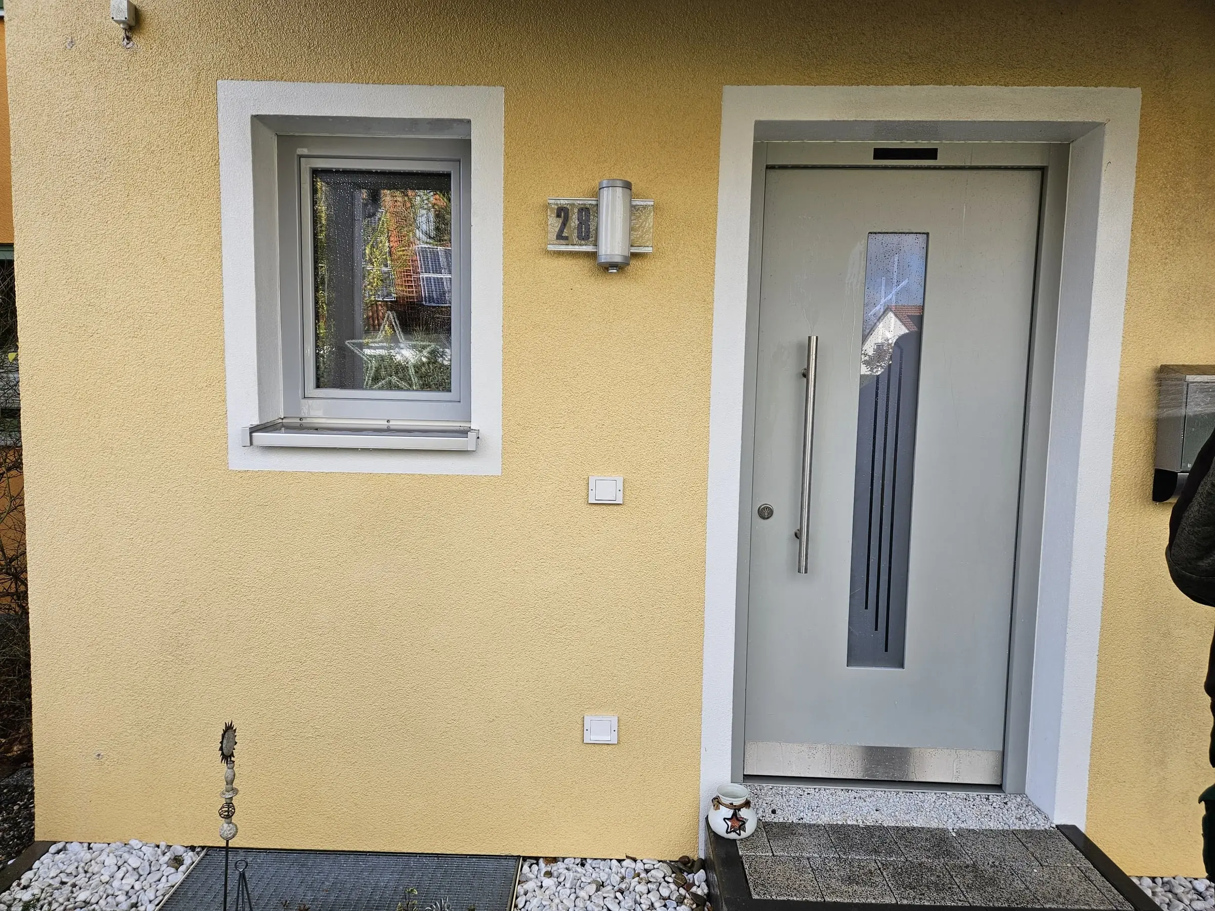 Dieselbe Fassade nach der Reinigung, gleichmäßig hell