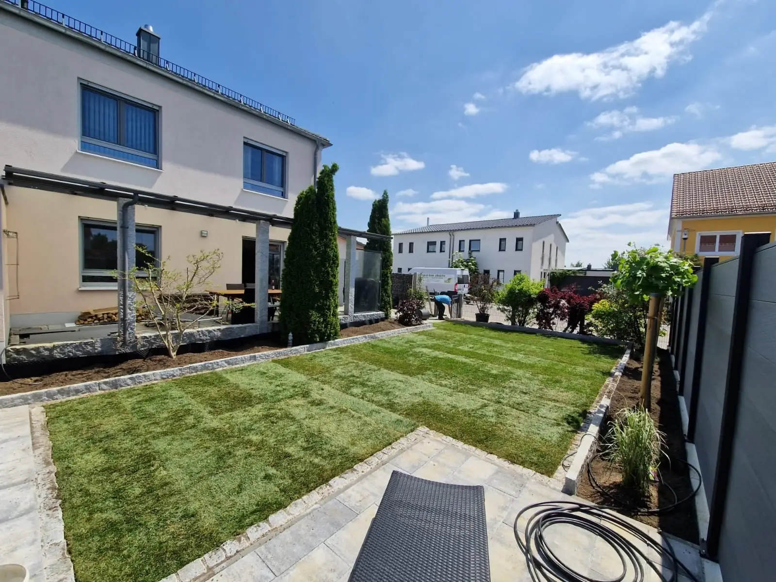 Neu angelegter Garten mit Rollrasen, Granit-Randsteinen und Sichtschutzzaun